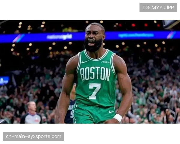 凯尔特人进攻体系不依赖单一球星，首发五人得分上双展现整体性